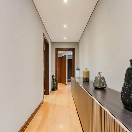 Hostwise - Elegant Riverfront Flat | Pool & Sports *