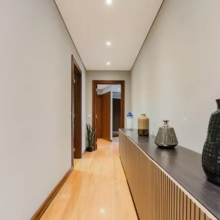 Elegant Riverfront Flat | Pool & Sports By Host Wise *