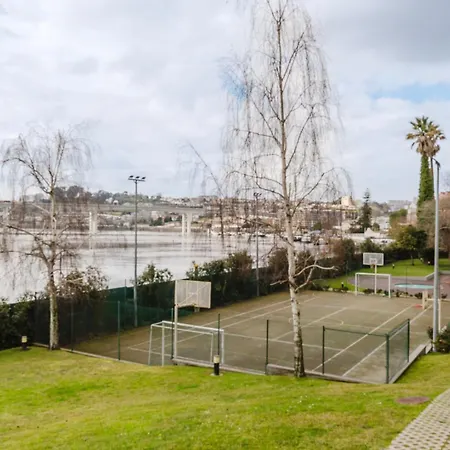 Elegant Riverfront Flat | Pool & Sports By Host Wise Apartmán