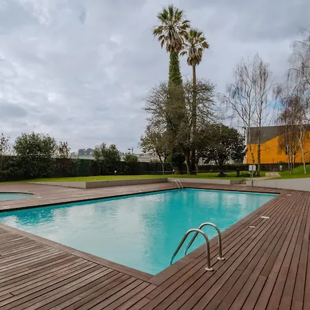 Daire Hostwise - Elegant Riverfront Flat | Pool & Sports