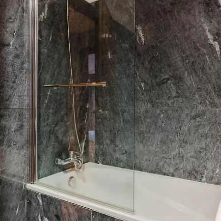 Apartmán Elegant Riverfront Flat | Pool & Sports By Host Wise *