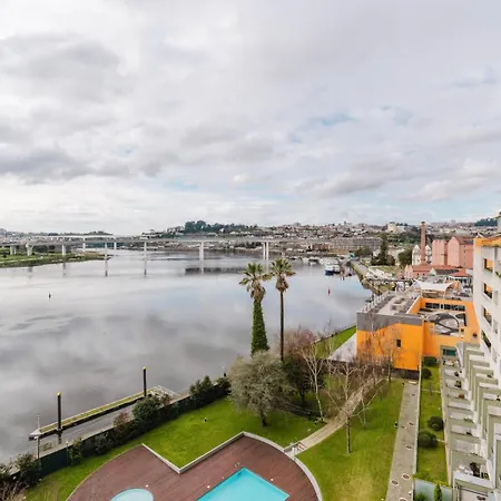 Hostwise - Elegant Riverfront Flat | Pool & Sports *