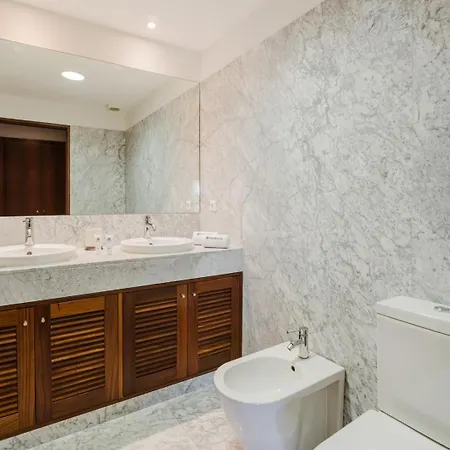Hostwise - Elegant Riverfront Flat | Pool & Sports * Valbom (Gondomar)