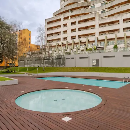 Hostwise - Elegant Riverfront Flat | Pool & Sports