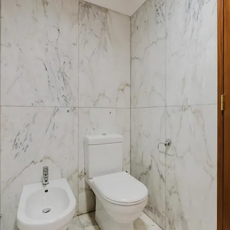 Daire Hostwise - Elegant Riverfront Flat | Pool & Sports