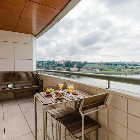 Hostwise - Elegant Riverfront Flat | Pool & Sports Daire *