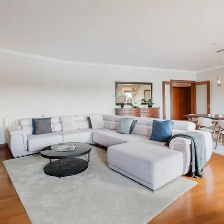 Daire Hostwise - Elegant Riverfront Flat | Pool & Sports *