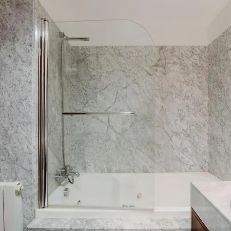 Hostwise - Elegant Riverfront Flat | Pool & Sports *