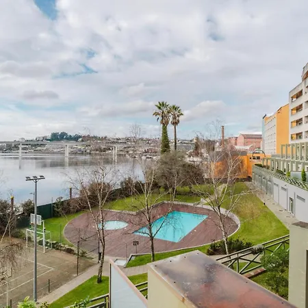 Hostwise - Elegant Riverfront Flat | Pool & Sports Valbom (Gondomar)