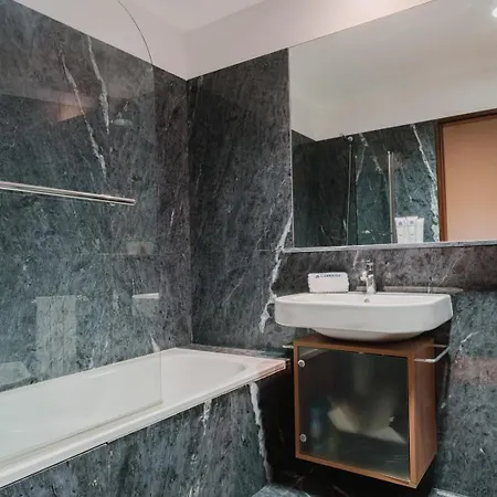 Hostwise - Elegant Riverfront Flat | Pool & Sports Daire *