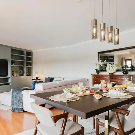Daire Hostwise - Elegant Riverfront Flat | Pool & Sports *