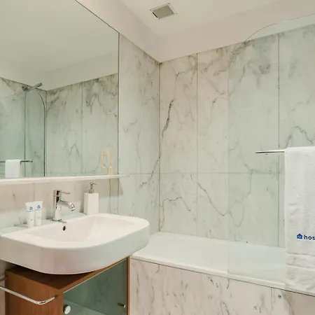 Hostwise - Elegant Riverfront Flat | Pool & Sports Daire Valbom (Gondomar)