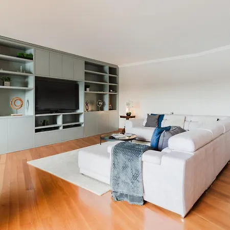 Apartmán Elegant Riverfront Flat | Pool & Sports By Host Wise