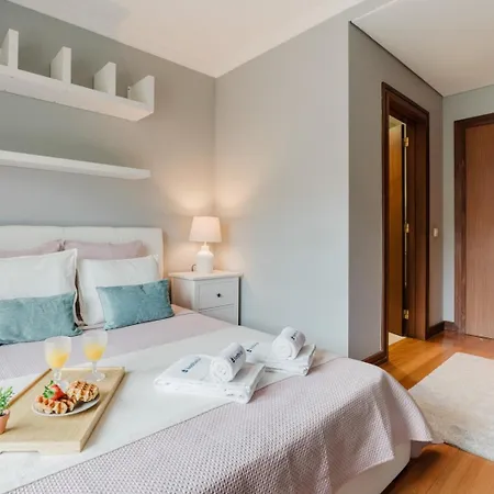 Apartmán Elegant Riverfront Flat | Pool & Sports By Host Wise *