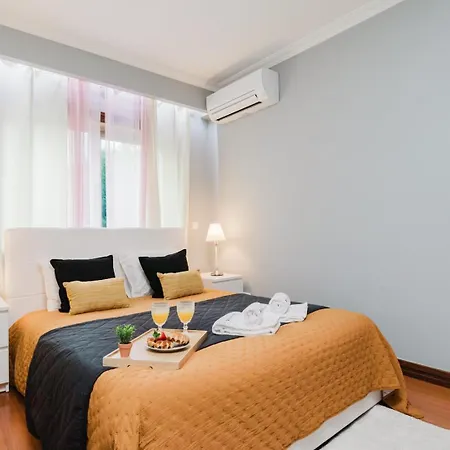 Hostwise - Elegant Riverfront Flat | Pool & Sports *