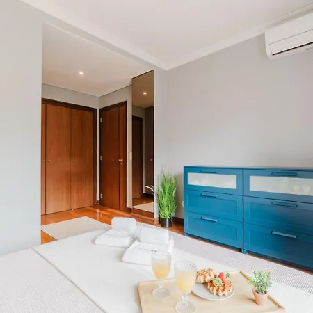 Elegant Riverfront Flat | Pool & Sports By Host Wise Valbom (Gondomar)