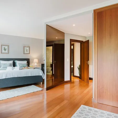 Daire Hostwise - Elegant Riverfront Flat | Pool & Sports *