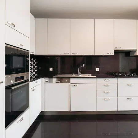 Hostwise - Elegant Riverfront Flat | Pool & Sports *