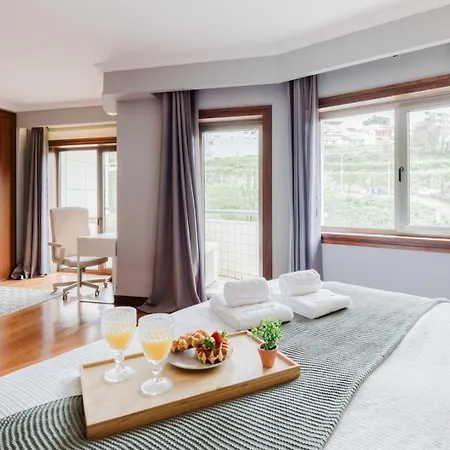 Daire Hostwise - Elegant Riverfront Flat | Pool & Sports