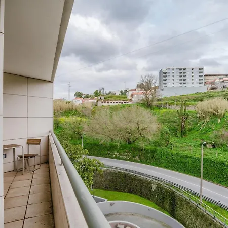 Hostwise - Elegant Riverfront Flat | Pool & Sports