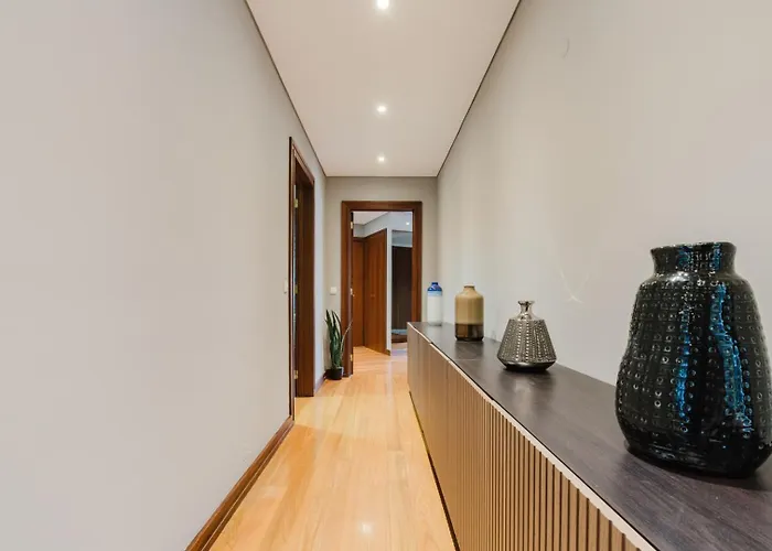 Elegant Riverfront Flat | Pool & Sports By Host Wise *