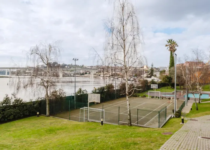 Elegant Riverfront Flat | Pool & Sports By Host Wise 아파트