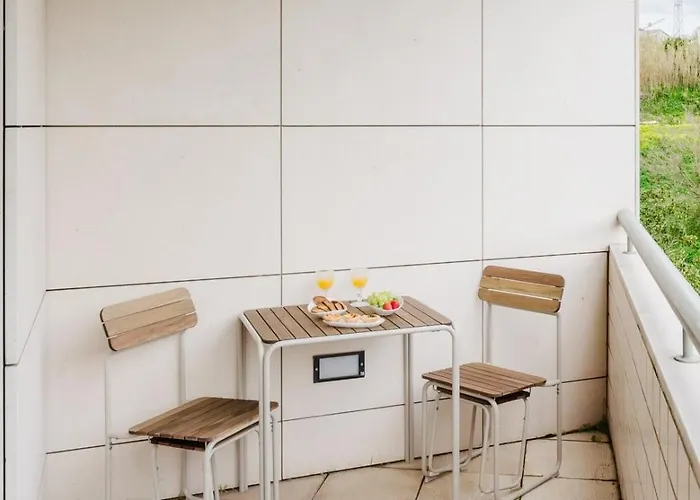 Elegant Riverfront Flat | Pool & Sports By Host Wise 아파트 *