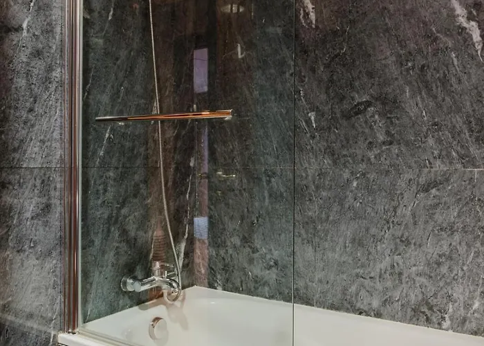 아파트 Elegant Riverfront Flat | Pool & Sports By Host Wise *