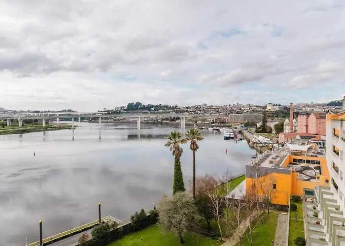 Elegant Riverfront Flat | Pool & Sports By Host Wise *