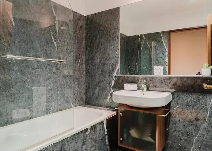 Elegant Riverfront Flat | Pool & Sports By Host Wise Valbom (Gondomar)