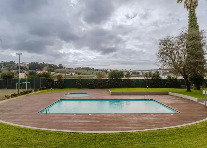 Elegant Riverfront Flat | Pool & Sports By Host Wise 아파트