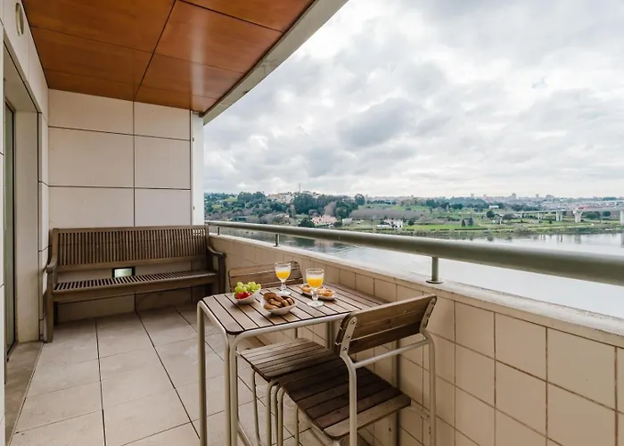 Elegant Riverfront Flat | Pool & Sports By Host Wise Lejlighed *