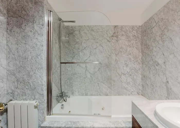 Elegant Riverfront Flat | Pool & Sports By Host Wise *