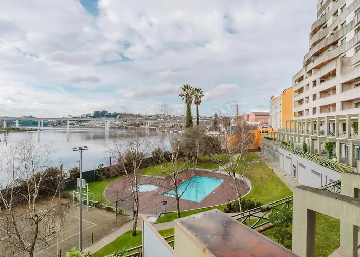 Elegant Riverfront Flat | Pool & Sports By Host Wise Valbom (Gondomar)