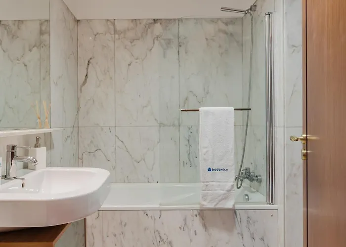 Elegant Riverfront Flat | Pool & Sports By Host Wise 아파트