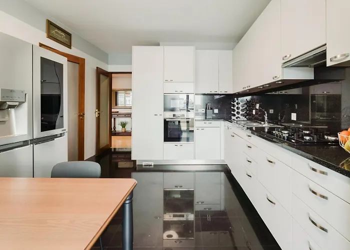 아파트 Elegant Riverfront Flat | Pool & Sports By Host Wise