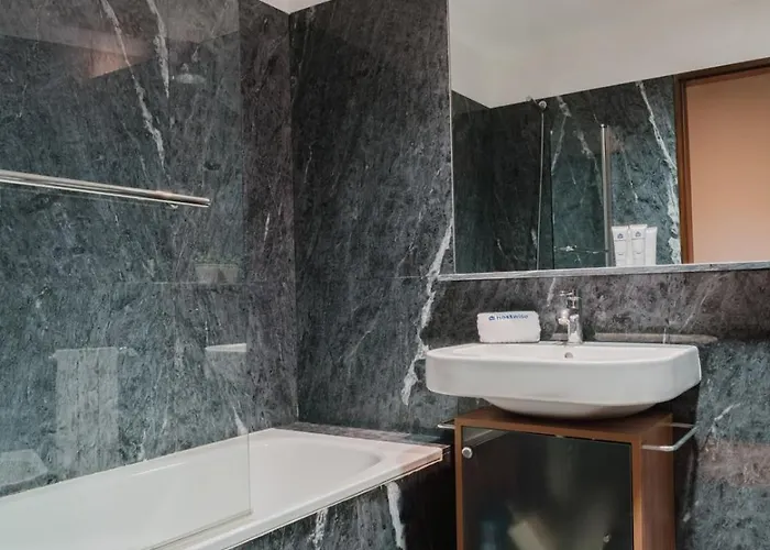 Elegant Riverfront Flat | Pool & Sports By Host Wise Lejlighed *