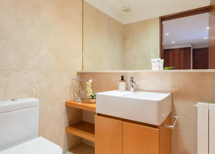 Elegant Riverfront Flat | Pool & Sports By Host Wise 아파트