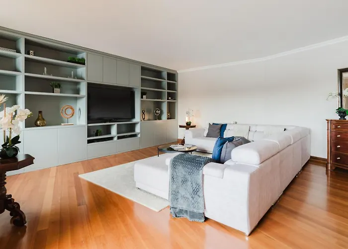 아파트 Elegant Riverfront Flat | Pool & Sports By Host Wise