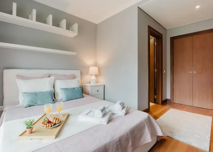 아파트 Elegant Riverfront Flat | Pool & Sports By Host Wise *