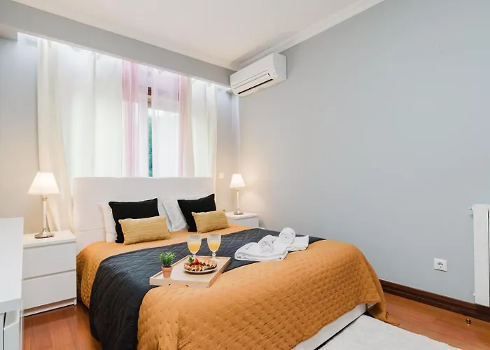 Elegant Riverfront Flat | Pool & Sports By Host Wise *