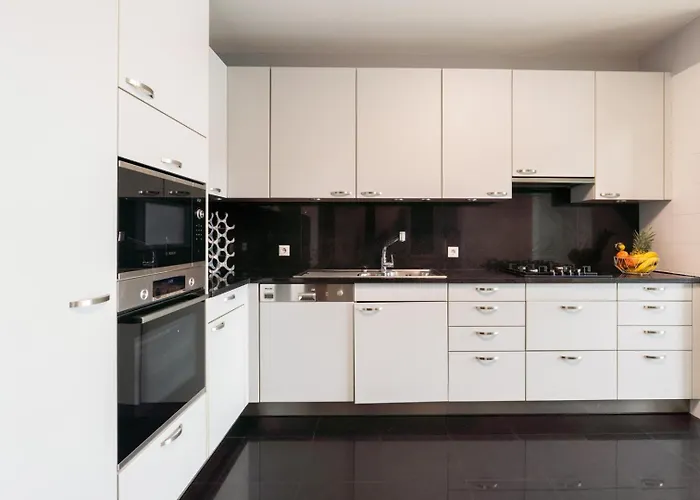 Elegant Riverfront Flat | Pool & Sports By Host Wise *