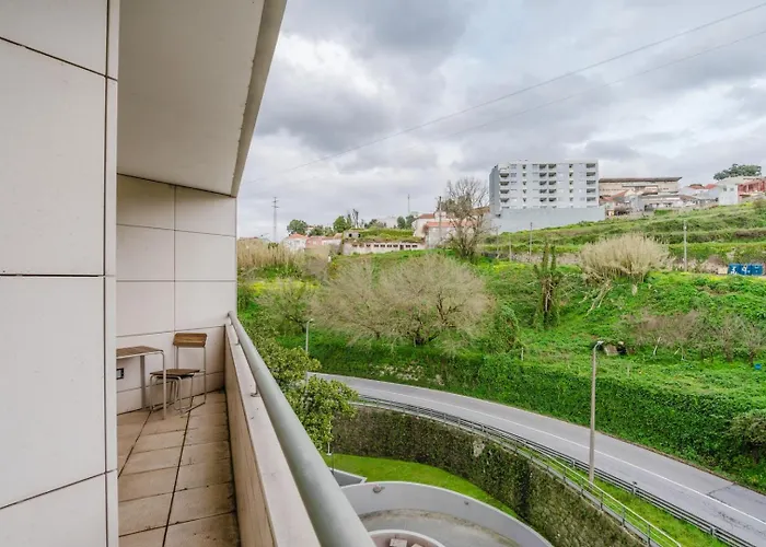 Elegant Riverfront Flat | Pool & Sports By Host Wise