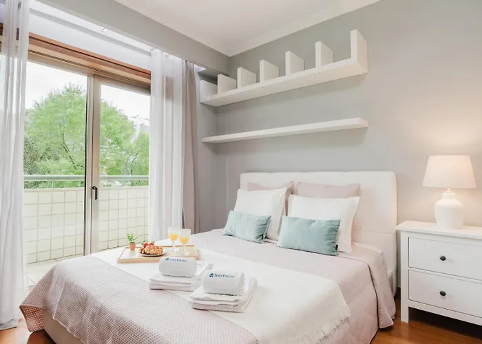 Elegant Riverfront Flat | Pool & Sports By Host Wise Lejlighed