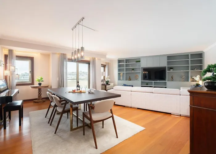 Elegant Riverfront Flat | Pool & Sports By Host Wise Lejlighed *