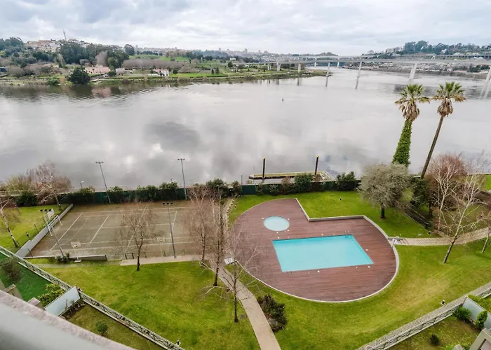Elegant Riverfront Flat | Pool & Sports By Host Wise Valbom (Gondomar)